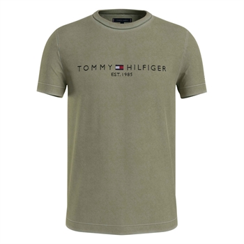 Fedt nyt 'Take' på Tommy Hilfiger Klassisk T-Shirt i Garment Dye Farve