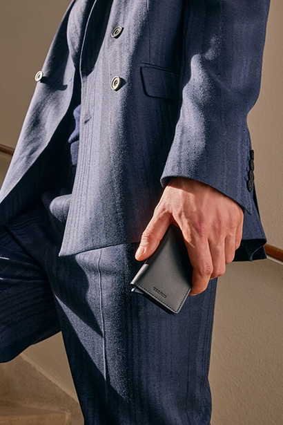 Mand med kortholdere