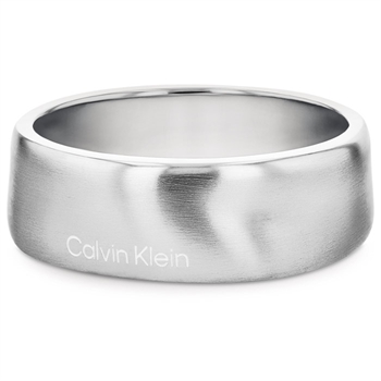 Stilfuld stål ring i sølvtone fra Calvin Klein.