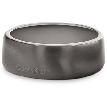 Stilfuld stål ring i en flot grå farve fra Calvin Klein.