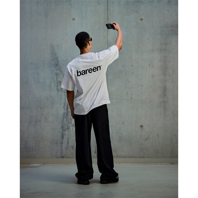 Bareen hvid box fit / oversize t-shirt med logo på ryggen.