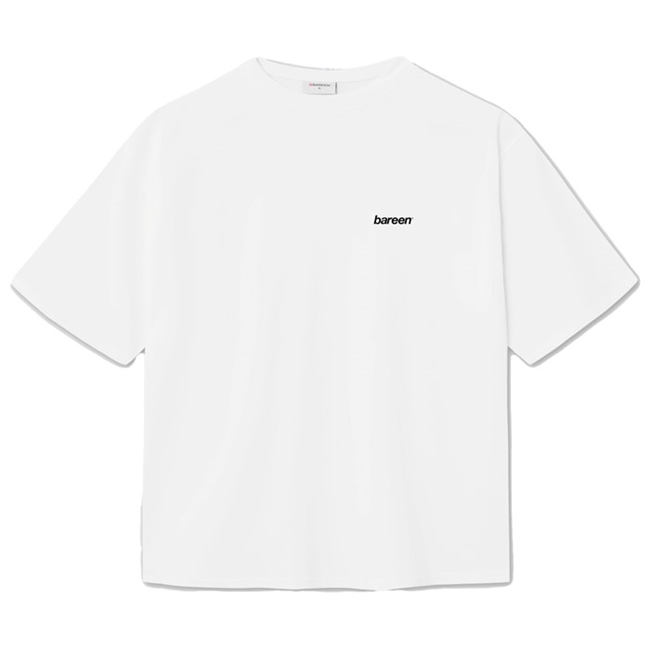 Bareen hvid box fit / oversize t-shirt med logo på ryggen.