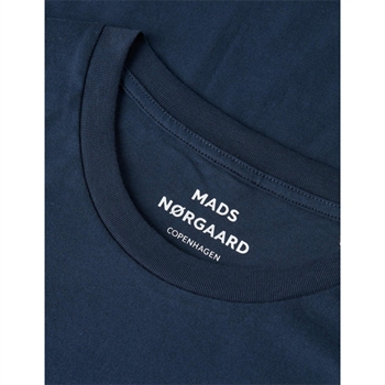 Navy basis t-shirt fra Mads Nørgaard.