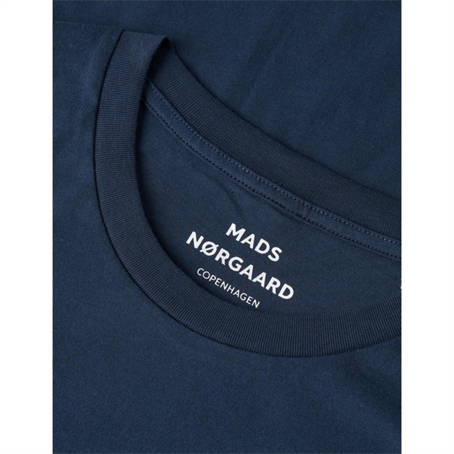 Navy basis t-shirt fra Mads Nørgaard.