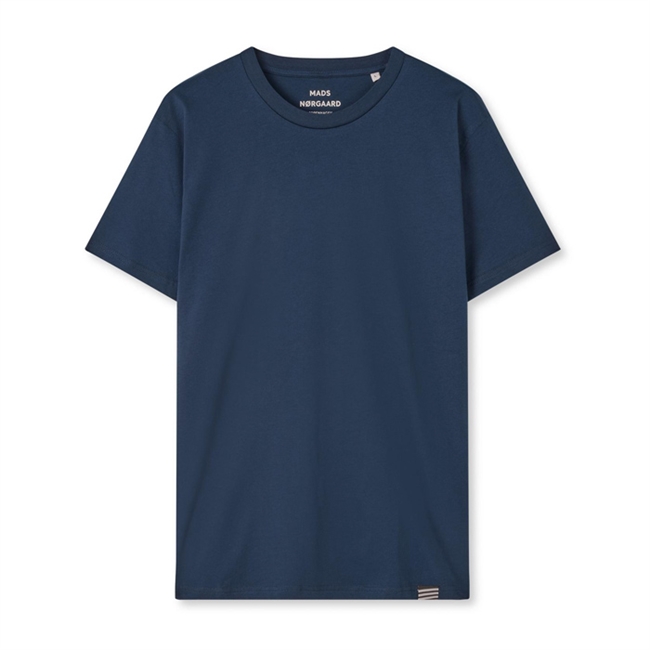 Navy basis t-shirt fra Mads Nørgaard.