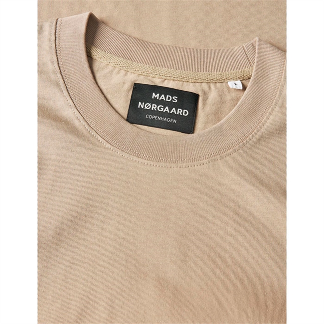 Pæn beige basis t-shirt fra Mads Nørgaard med logo