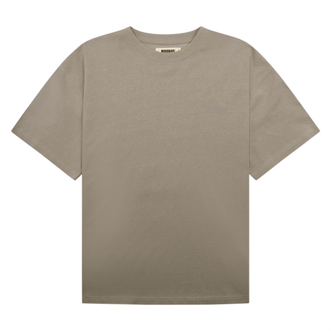 Mørk beige basis t-shirt fra Woodbird med lille logo broderi.