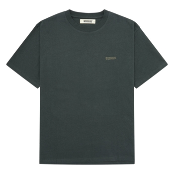 Grøn basis t-shirt fra Woodbird med lille logo broderi.