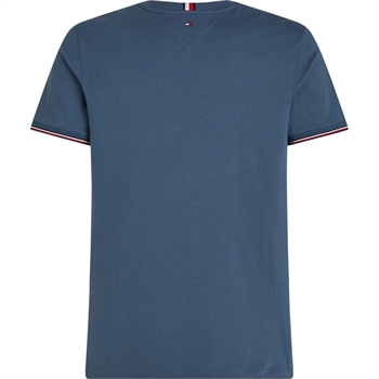 Smart T-shirt med logo og logo striber i blå fra Tommy Hilfiger.