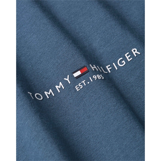 Smart T-shirt med logo og logo striber i blå fra Tommy Hilfiger.