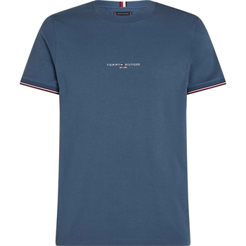 Smart T-shirt med logo og logo striber i blå fra Tommy Hilfiger.