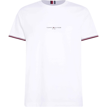 Smart hvid T-shirt med logo og logo striber fra Tommy Hilfiger.