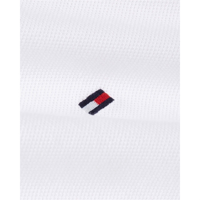 Basis T-shirt regular fit i hvid fra Tommy Hilfiger.