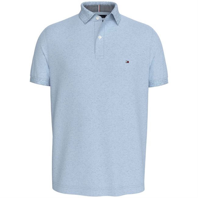 Lækker lyseblå polo i regular fit fra Tommy Hilfiger.