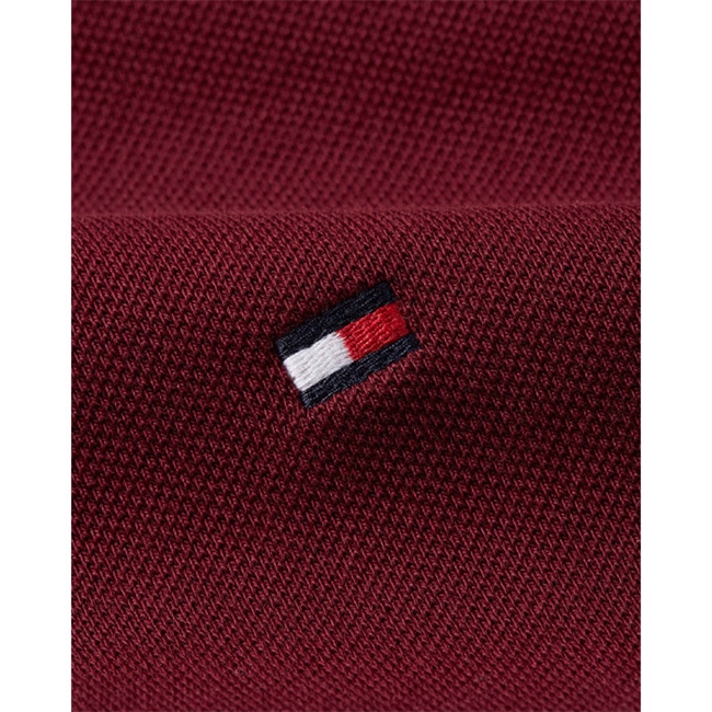 Flot bordeaux regular fit polo med broderet logo fra Tommy Hilfiger.