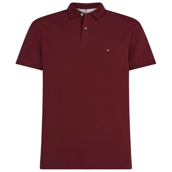 Flot bordeaux regular fit polo med broderet logo fra Tommy Hilfiger.