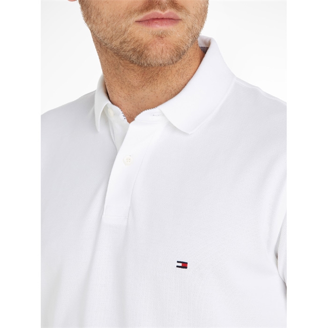 Klassisk Hvid Polo fra Tommy Hilfiger med lille logo.