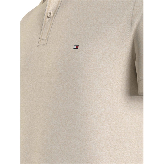 Lækker beige mouline polo fra Tommy Hilfiger.