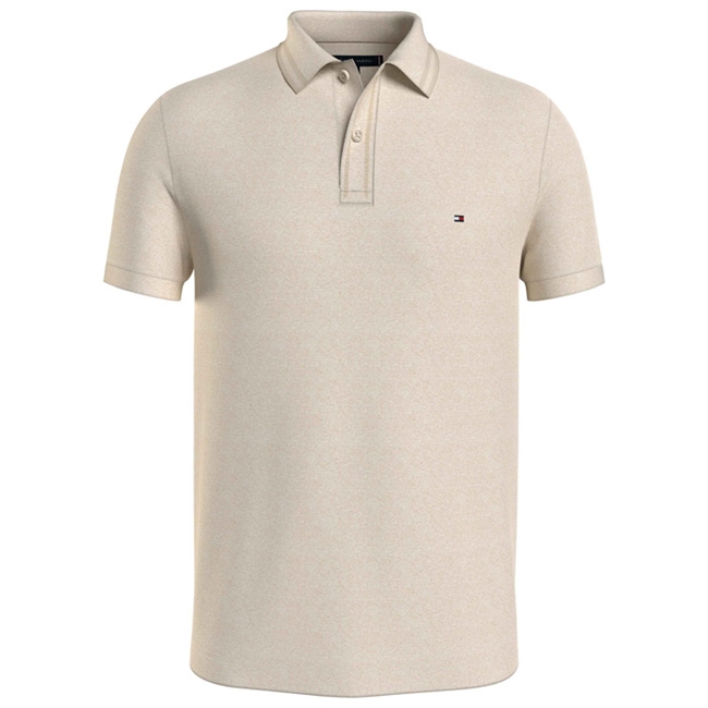 Lækker beige mouline polo fra Tommy Hilfiger.