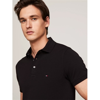 Klassisk Sort Polo med logo fra Tommy Hilfiger.