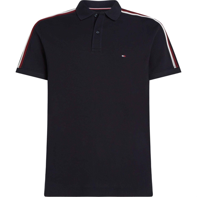 Blå polo med striber på ærmerne fra Tommy Hilfiger.