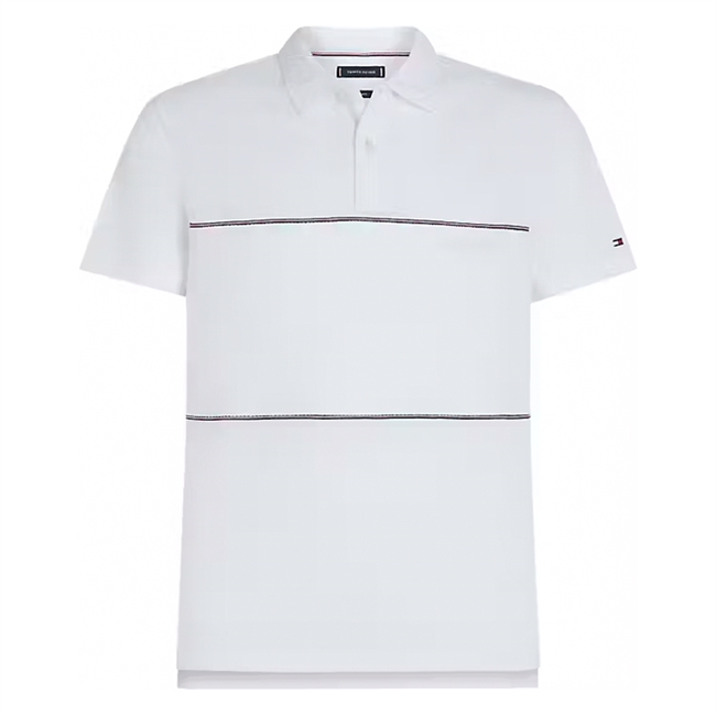 Elegant hvid polo fra Tommy Hilfiger, prydet med signatur farvede striber og logo