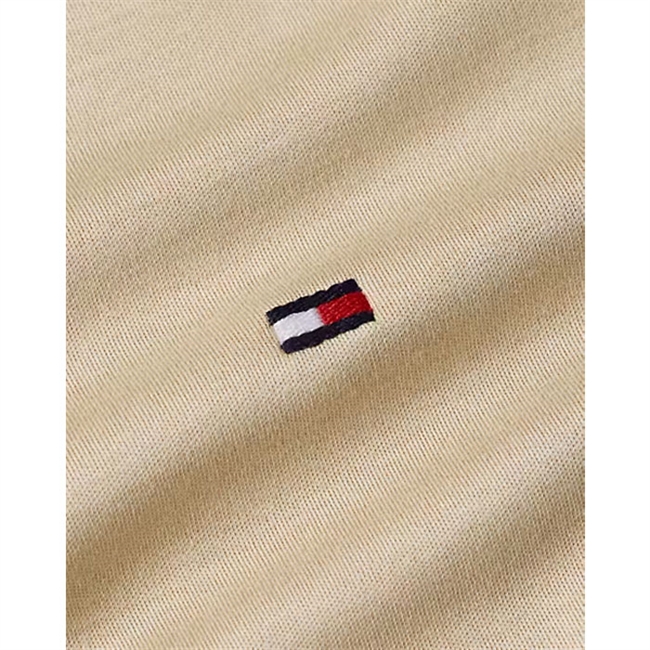 Klassisk beige polo fra Tommy Hilfiger med logo