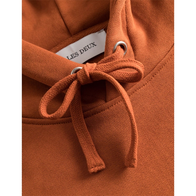 Behagelig og Blød Orange Hoodie fra Les Deux