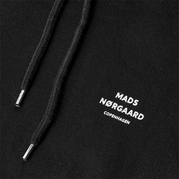 Sort Hoodie fra Mads Nørgaard.