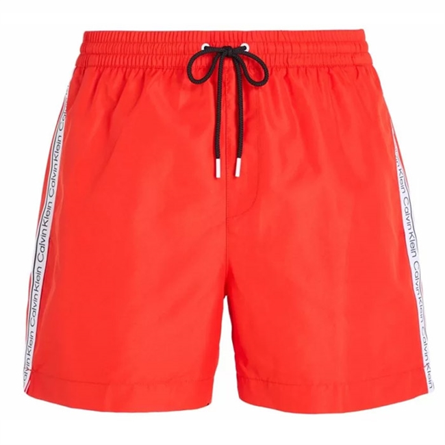 Smarte røde badeshorts fra Calvin Klein.