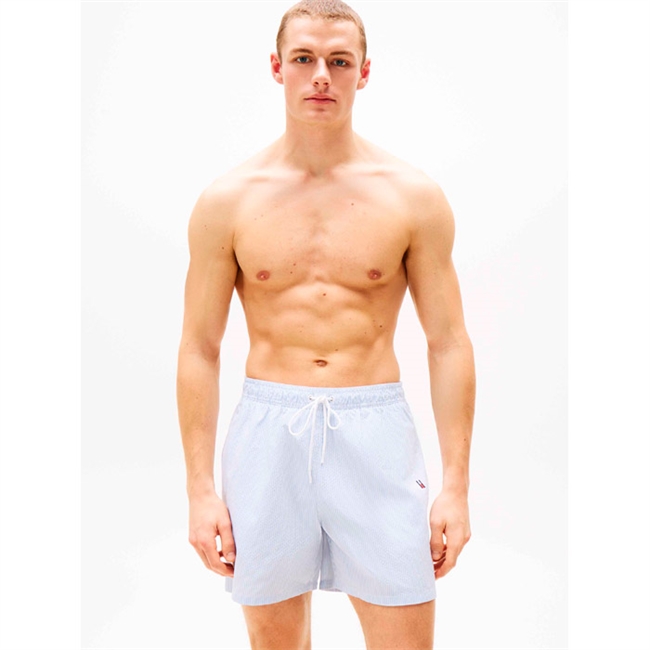 Smarte stribede badeshorts fra Tommy Hilfiger.