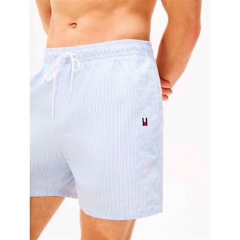 Smarte stribede badeshorts fra Tommy Hilfiger.