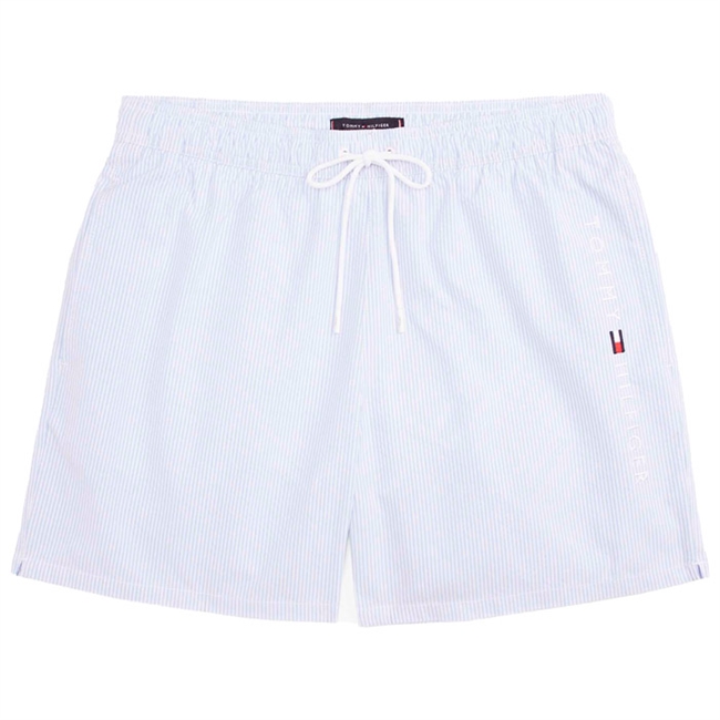 Smarte stribede badeshorts fra Tommy Hilfiger.