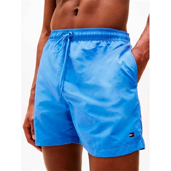 Blå badeshorts fra Tommy Hilfiger.