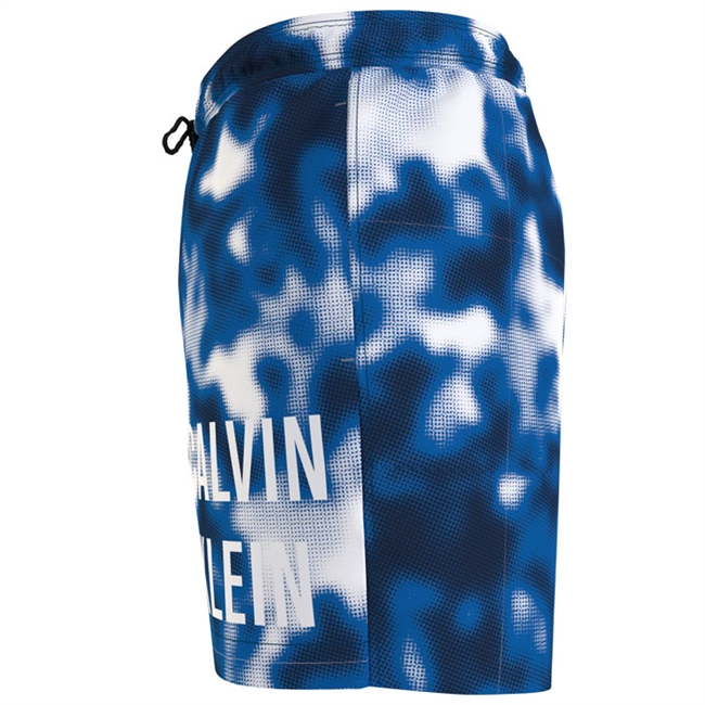 Flotte blå og hvid mønstret badeshorts fra Calvin Klein.