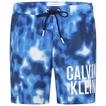 Flotte blå og hvid mønstret badeshorts fra Calvin Klein.