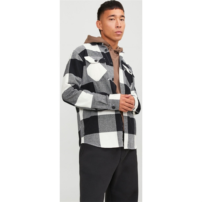 Moderne ternet overshirt fra Jack & Jones i farverne sort og hvid