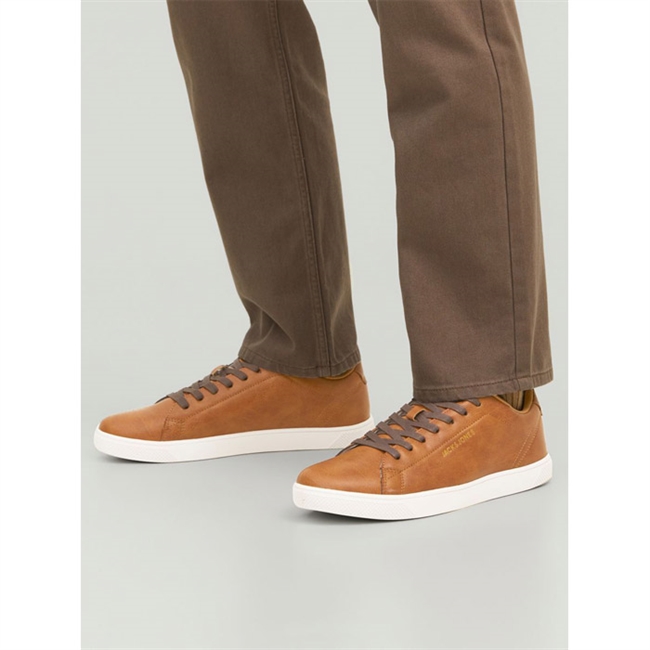 Sneakers i cognac farve fra Jack & Jones.