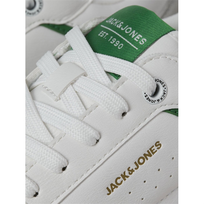 Smart sneakers i hvid med grønne detaljer fra Jack & Jones.