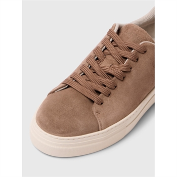 Lækre brune sneakers med hvid sål fra Selected.