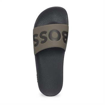 Sort sandal med grøn kappe og sort logo fra BOSS.