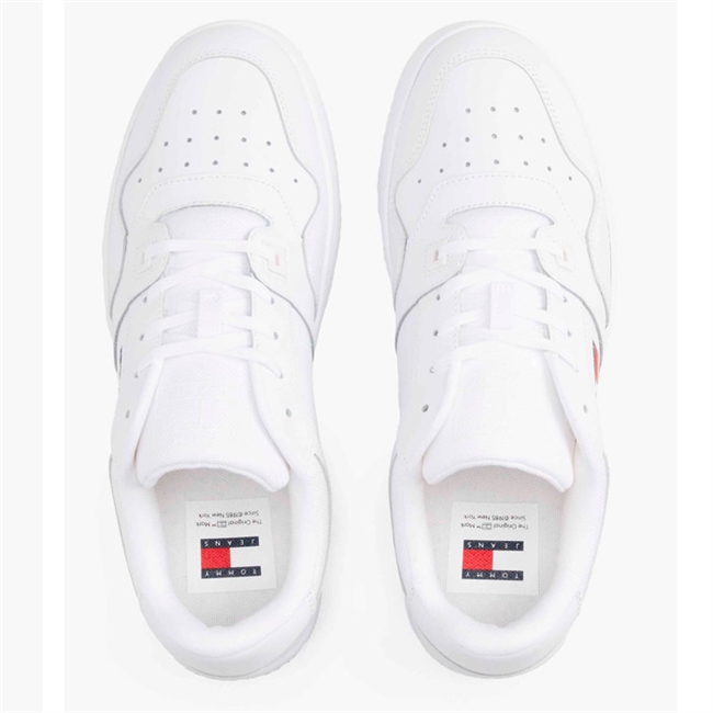 Smart hvid basket sneaker med logo fra Tommy Hilfiger.