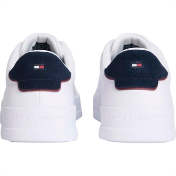 Klassisk hvid sneaker med mørkeblå detaljer og logo fra Tommy Hilfiger.