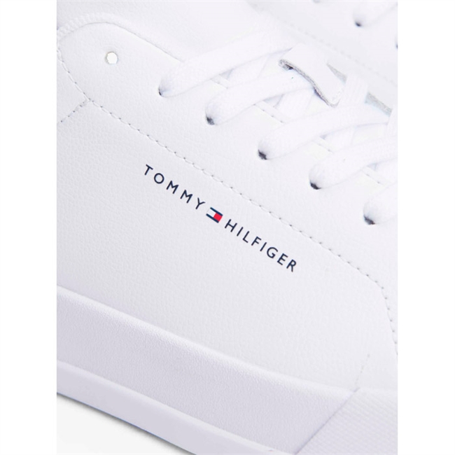 Klassisk hvid sneaker med mørkeblå detaljer og logo fra Tommy Hilfiger.