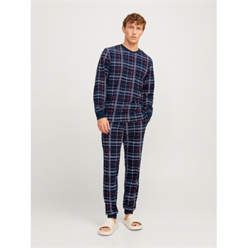 Ternet pyjamas / nattøj fra Jack & Jones i blå og røde farver.