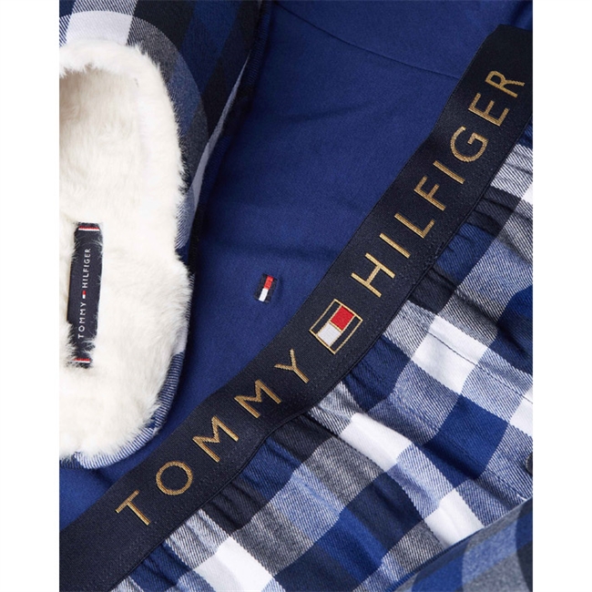 Lækkert afslappende sæt med pyjamas og hjemmesko fra Tommy Hilfiger.