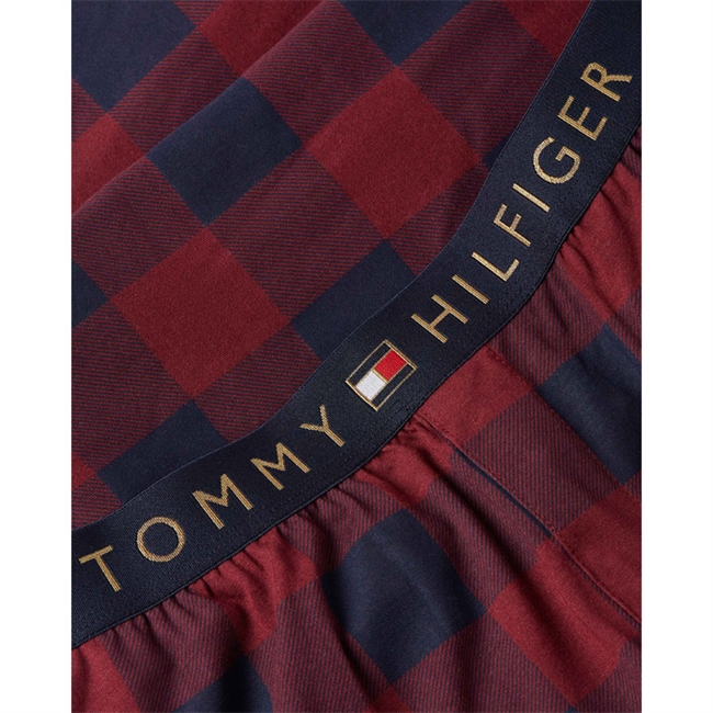 Lækre bløde ternede pyjamas bukser fra Tommy Hilfiger i røde og blå farver.